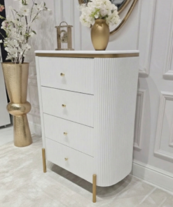 KOMODA Anne Fosco biała z czterema szufladami, ryflowany korpus, złote szczotkowane detale, nowoczesny styl, piękna