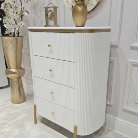 KOMODA Anne Fosco biała z czterema szufladami, ryflowany korpus, złote szczotkowane detale, nowoczesny styl, piękna