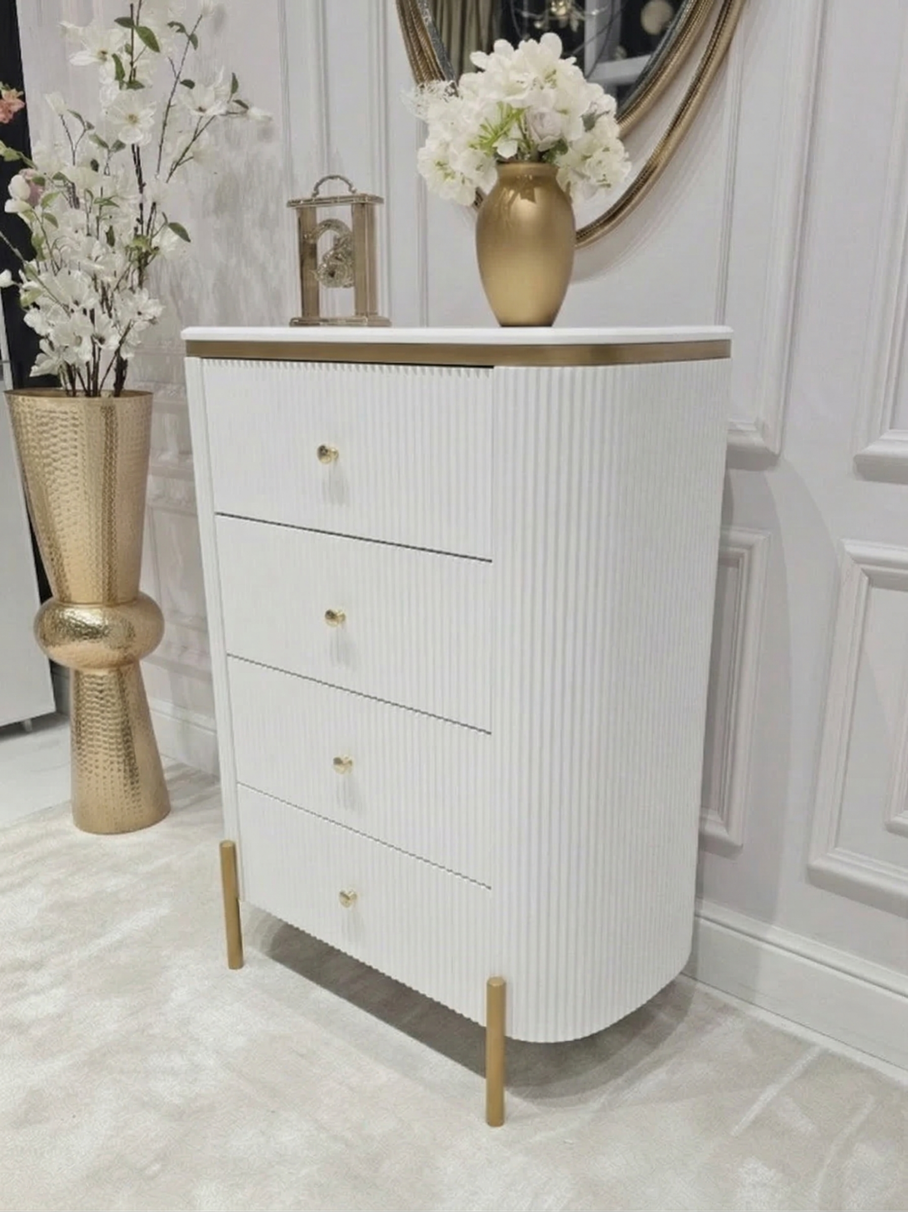 KOMODA Anne Fosco biała z czterema szufladami, ryflowany korpus, złote szczotkowane detale, nowoczesny styl, piękna