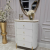 KOMODA Anne Fosco biała z czterema szufladami, ryflowany korpus, złote szczotkowane detale, nowoczesny styl, piękna