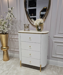 KOMODA Anne Fosco biała z czterema szufladami, ryflowany korpus, złote szczotkowane detale, nowoczesny styl, piękna
