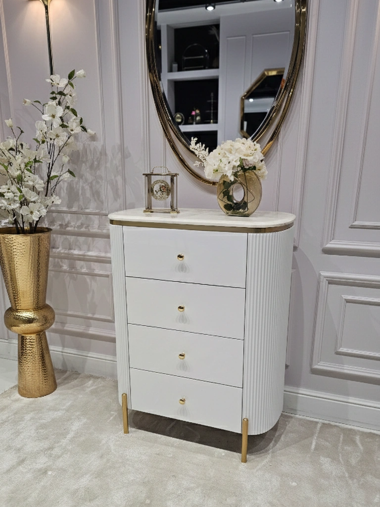 KOMODA Anne Fosco biała z czterema szufladami, ryflowany korpus, złote szczotkowane detale, nowoczesny styl, piękna