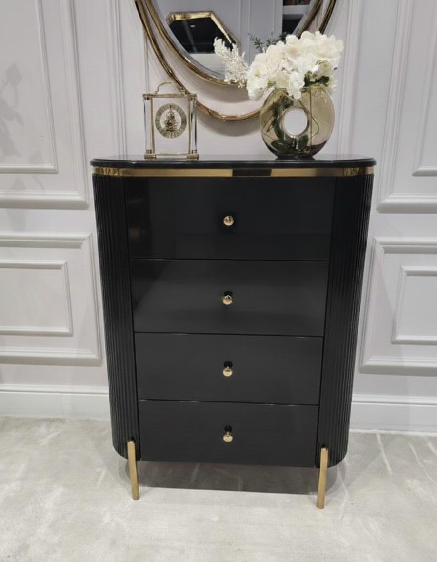 KOMODA Anne Nero czarna z czterema szufladami, ryflowany korpus, złote błyszczące detale, nowoczesny styl, ekskluzywna