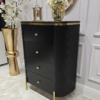 KOMODA Anne Nero czarna z czterema szufladami, ryflowany korpus, złote błyszczące detale, nowoczesny styl, piękna