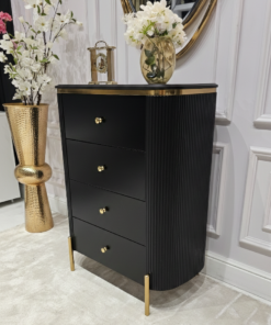 KOMODA Anne Nero czarna z czterema szufladami, ryflowany korpus, złote błyszczące detale, nowoczesny styl, piękna