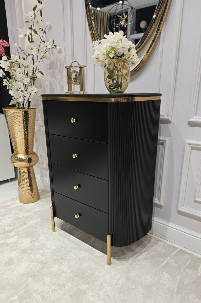 KOMODA Anne Nero czarna z czterema szufladami, ryflowany korpus, złote błyszczące detale, nowoczesny styl, piękna