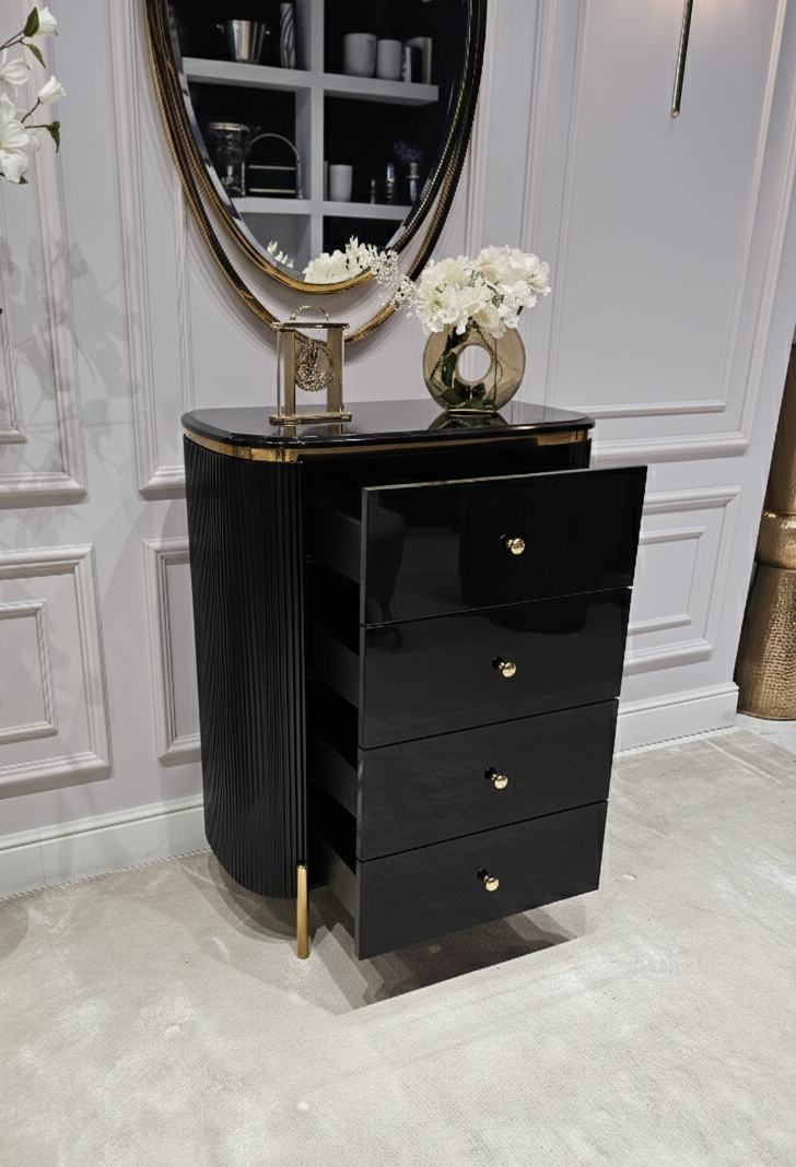 KOMODA Anne Nero czarna z czterema szufladami, ryflowany korpus, złote błyszczące detale, nowoczesny styl, premium