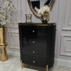 KOMODA Anne Nero czarna z czterema szufladami, ryflowany korpus, złote błyszczące detale, nowoczesny styl