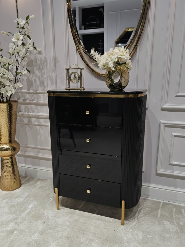 KOMODA Anne Nero czarna z czterema szufladami, ryflowany korpus, złote błyszczące detale, nowoczesny styl
