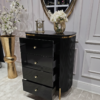 KOMODA Anne Nero czarna z czterema szufladami, ryflowany korpus, złote błyszczące detale, nowoczesny styl, wyjątkowa