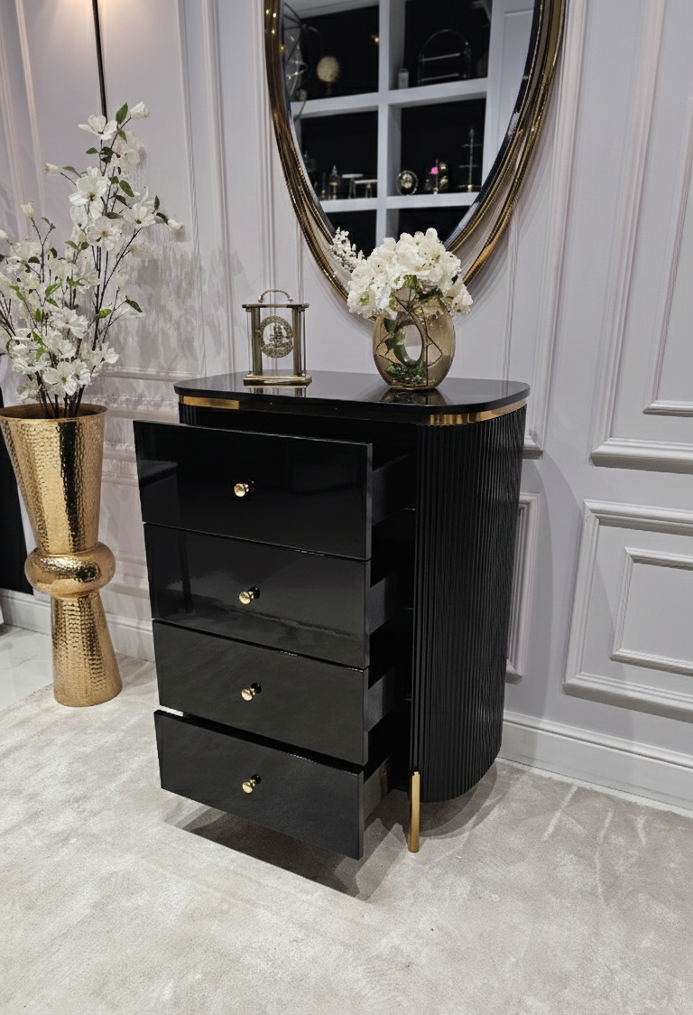 KOMODA Anne Nero czarna z czterema szufladami, ryflowany korpus, złote błyszczące detale, nowoczesny styl, wyjątkowa