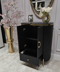 KOMODA Anne Nero czarna z szufladą i szafką, ryflowany korpus, złote błyszczące dodatki, nowoczesny styl glamour, piękna