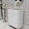 KOMODA Anne Silver biała z czterema szufladami, ryflowany korpus, srebrne detale, nowoczesny styl, piękna