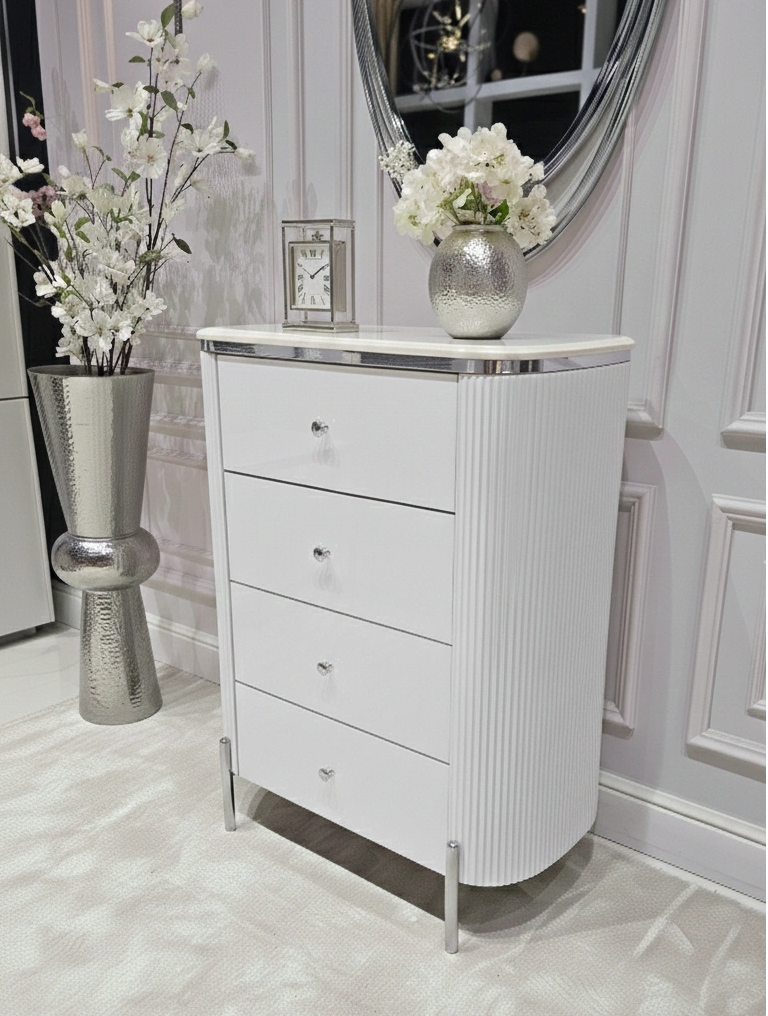 KOMODA Anne Silver biała z czterema szufladami, ryflowany korpus, srebrne detale, nowoczesny styl, piękna