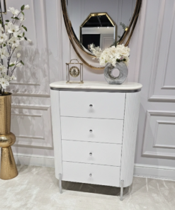 KOMODA Anne Silver biała z czterema szufladami, ryflowany korpus, srebrne detale, nowoczesny styl