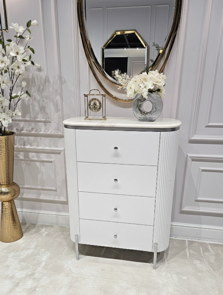 KOMODA Anne Silver biała z czterema szufladami, ryflowany korpus, srebrne detale, nowoczesny styl
