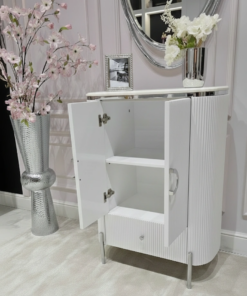 KOMODA Anne Silver biała z szufladą i szafką, ryflowany korpus, srebrne dodatki, nowoczesny styl glamour, ekskluzywna