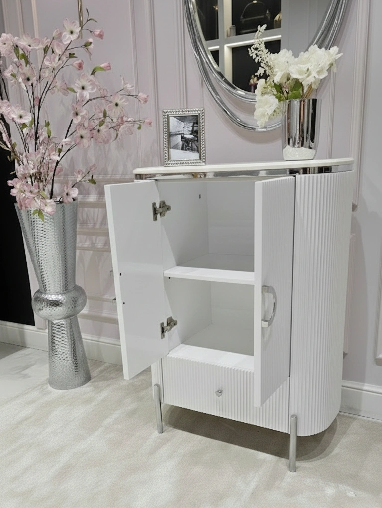 KOMODA Anne Silver biała z szufladą i szafką, ryflowany korpus, srebrne dodatki, nowoczesny styl glamour, ekskluzywna