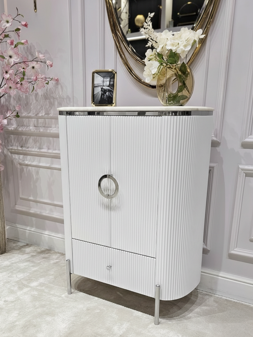 KOMODA Anne Silver biała z szufladą i szafką, ryflowany korpus, srebrne dodatki, nowoczesny styl glamour
