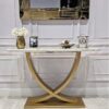 KONSOLA Nexus na złotym szczotkowanym stelażu w kształcie X, prostokątny, biały blat z konglomeratu marmurowego, nowoczesny glamour