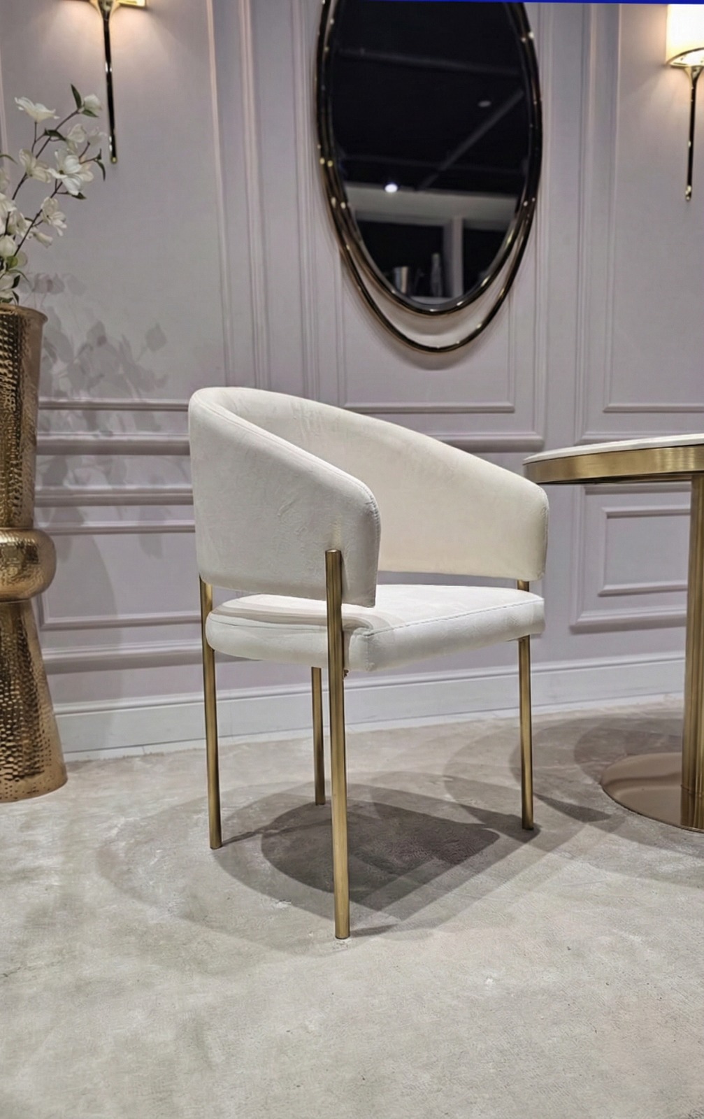 KRZESŁO na metalowych nogach w kolorze szczotkowanego złota, welurowa tkanina w różnych kolorach, nowoczesny styl