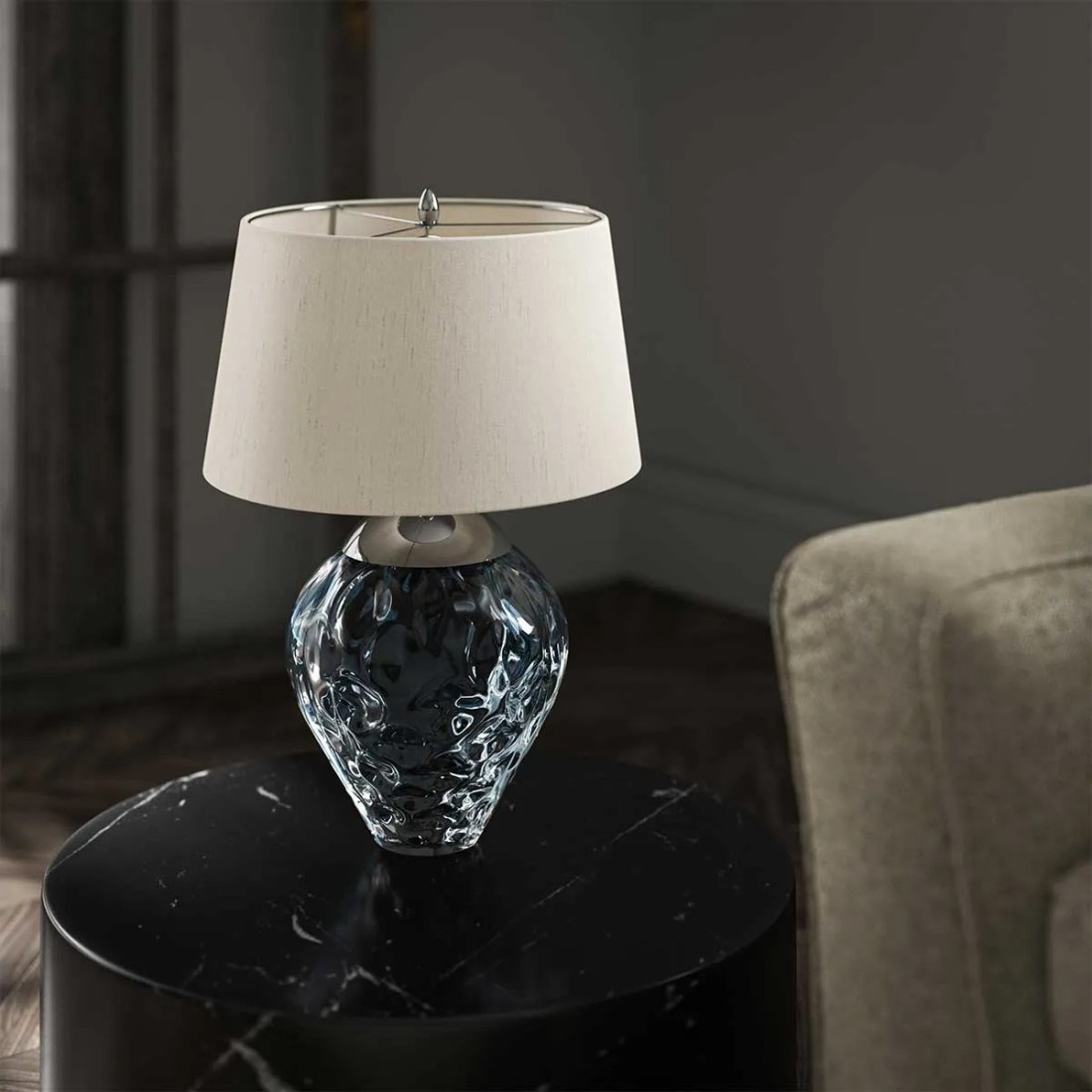 LAMPA STOŁOWA Samara, szklana podstawa w niebieskim wydaniu, materiałowy abażur, metalowy detal w kolorze polerowanego niklu, nowoczesny styl, ekskluzywna LAMPA STOŁOWA Samara, szklana podstawa w niebieskim wydaniu, materiałowy abażur, metalowy detal w kolorze polerowanego niklu, nowoczesny styl, ekskluzywna