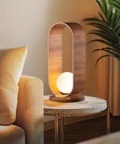 LAMPA STOŁOWA Sfera z ramą z forniru tekowego otaczająca mlecznobiały matowy klosz, nowoczesny styl, elegancka