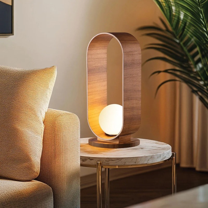 LAMPA STOŁOWA Sfera z ramą z forniru tekowego otaczająca mlecznobiały matowy klosz, nowoczesny styl, elegancka