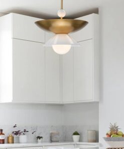 LAMPA WISZĄCA Saucer z 4 źródłami światła, geometryczna forma klepsydry, białe matowe szkło, metal w kolorze postarzanego mosiądzu, nowoczesny styl, do kuchni