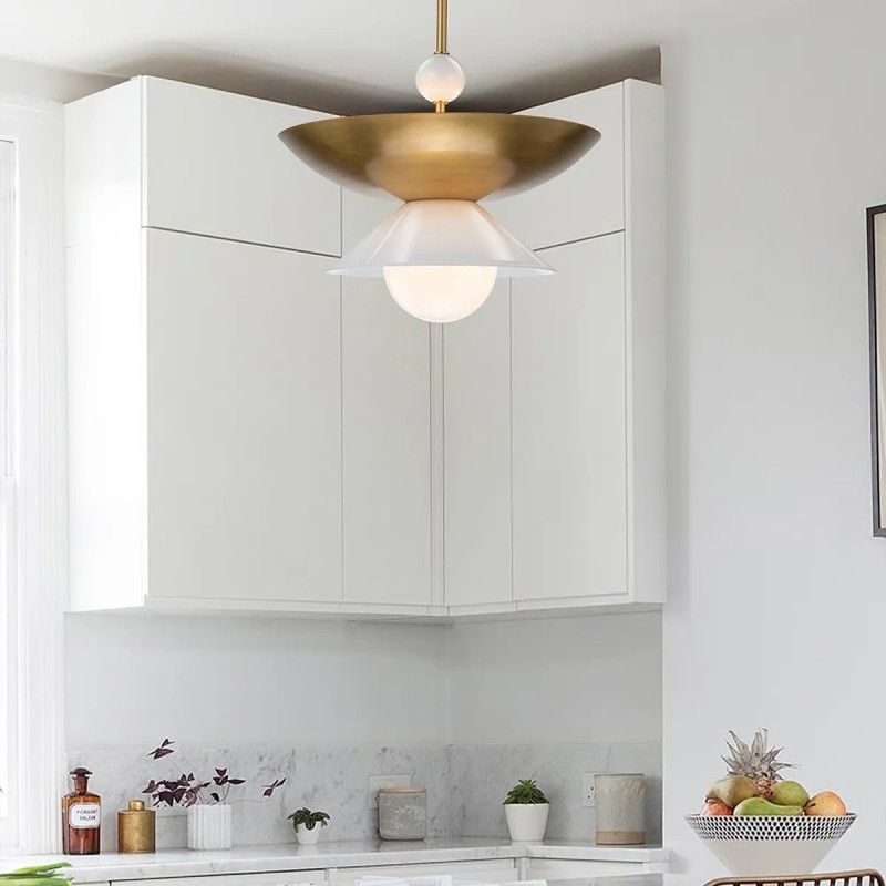 LAMPA WISZĄCA Saucer z 4 źródłami światła, geometryczna forma klepsydry, białe matowe szkło, metal w kolorze postarzanego mosiądzu, nowoczesny styl, do kuchni