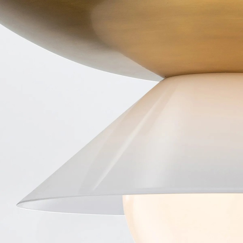 LAMPA WISZĄCA Saucer z 4 źródłami światła, geometryczna forma klepsydry, białe matowe szkło, metal w kolorze postarzanego mosiądzu, nowoczesny styl, premium