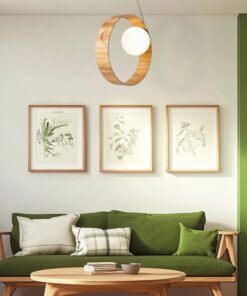 LAMPA WISZĄCA Sfera z ramą z forniru tekowego otaczająca mlecznobiały matowy klosz, jedno źródło światła, nowoczesny styl, do salonu