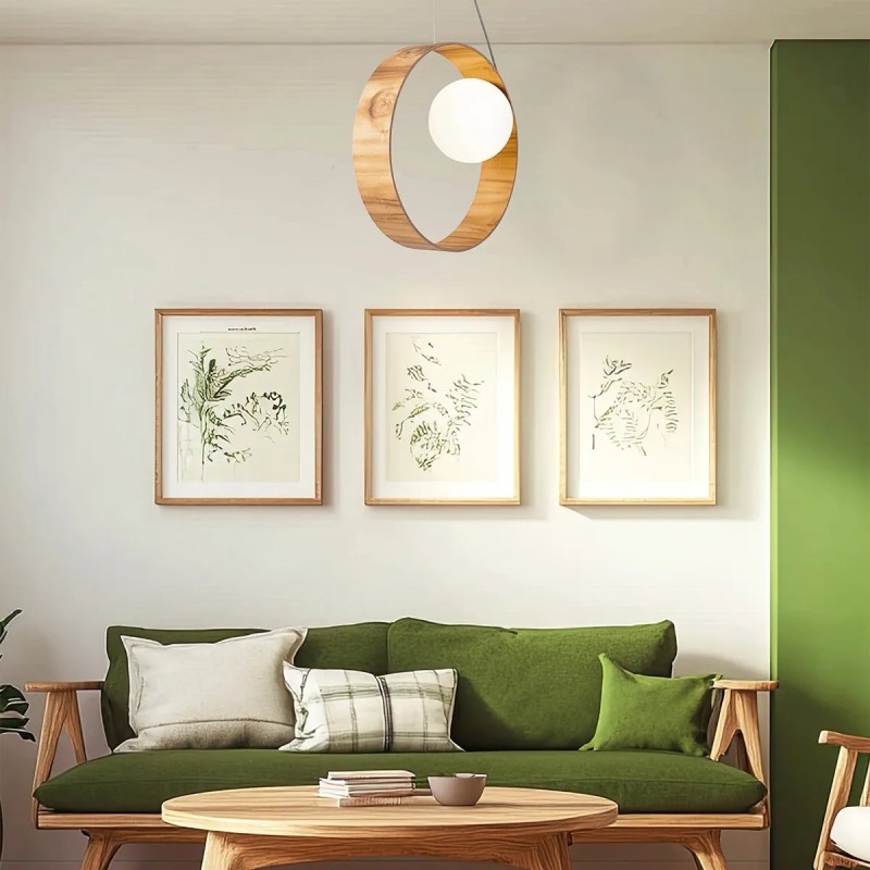 LAMPA WISZĄCA Sfera z ramą z forniru tekowego otaczająca mlecznobiały matowy klosz, jedno źródło światła, nowoczesny styl, do salonu