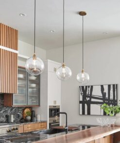 LAMPA WISZĄCA Skye z jednym źródłem światła, szklany kulisty klosz z metalowym, mosiężnym akcentem, nowoczesny styl, do kuchni