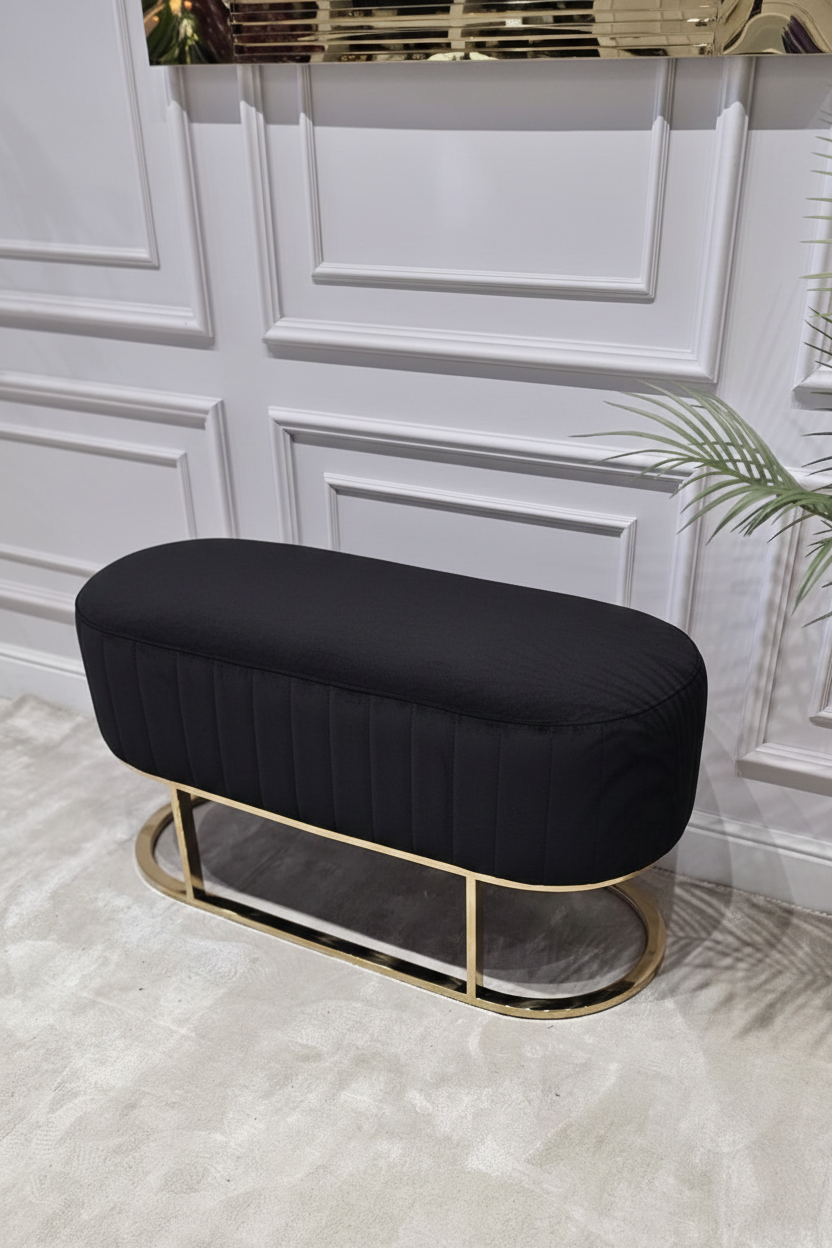 ŁAWKA FLORENCE o zaokrąglonych kształtach, welurowa tapicerka z pionowymi przeszyciami, złoty, metalowy stelaż, nowoczesny styl, czarna