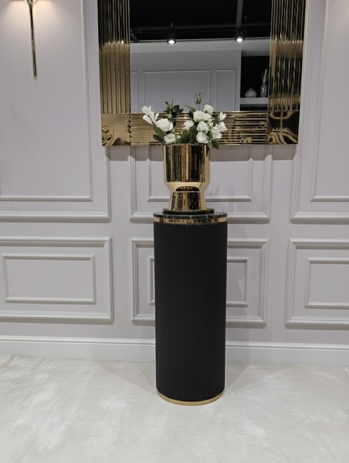 STOJAK Anne Nero, okrągły czarny ryflowany, forma kolumny, złote detale, kamienny blat, elegancki, duży