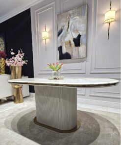 STÓŁ JADALNIANY Prestige Cashmir z kaszmirową ryflowaną podstawą, złotymi dodatkami w szczotkowanym wykończeniu i blatem z konglomeratu marmurowego, ekskluzywny