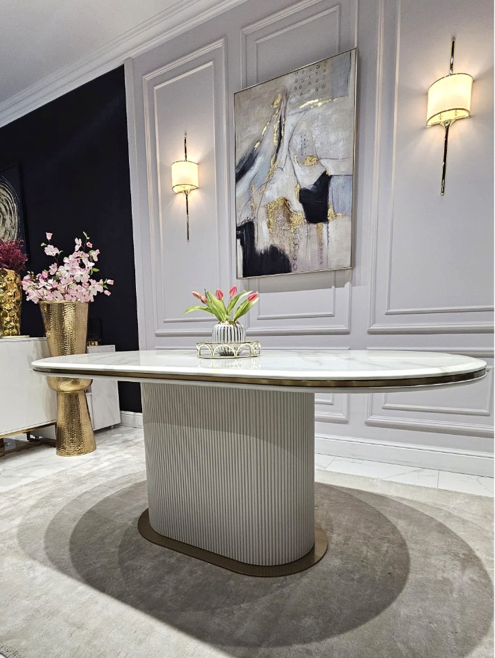 STÓŁ JADALNIANY Prestige Cashmir z kaszmirową ryflowaną podstawą, złotymi dodatkami w szczotkowanym wykończeniu i blatem z konglomeratu marmurowego, ekskluzywny STÓŁ JADALNIANY Prestige Cashmir z kaszmirową ryflowaną podstawą, złotymi dodatkami w szczotkowanym wykończeniu i blatem z konglomeratu marmurowego, ekskluzywny