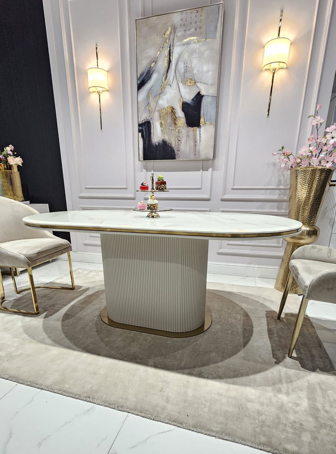 STÓŁ JADALNIANY Prestige Cashmir z kaszmirową ryflowaną podstawą, złotymi dodatkami w szczotkowanym wykończeniu i blatem z konglomeratu marmurowego, elegancki STÓŁ JADALNIANY Prestige Cashmir z kaszmirową ryflowaną podstawą, złotymi dodatkami w szczotkowanym wykończeniu i blatem z konglomeratu marmurowego, elegancki