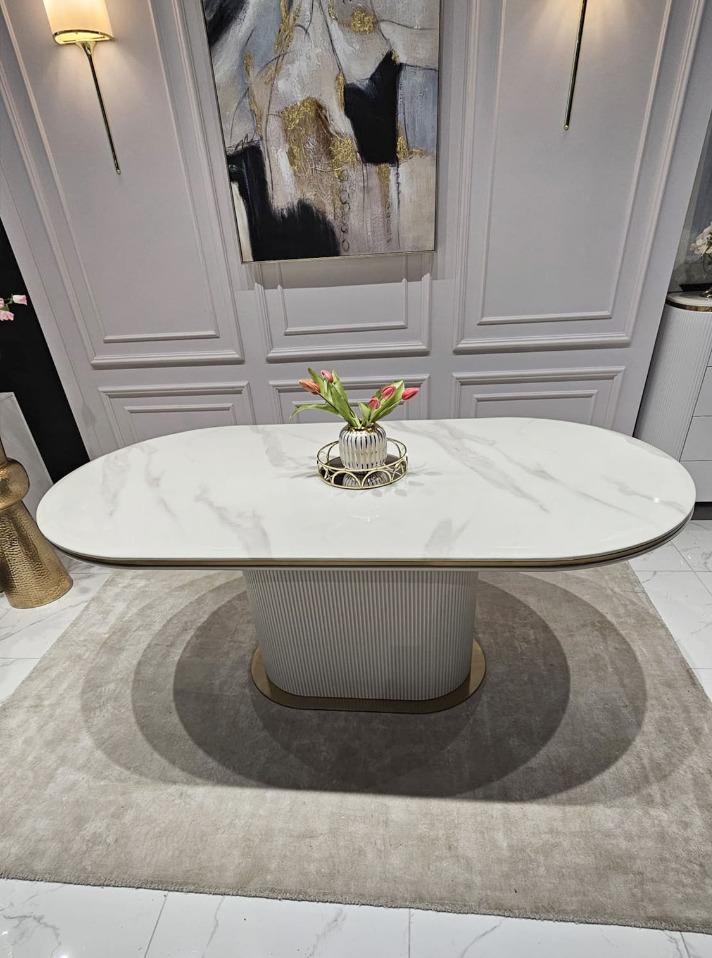 STÓŁ JADALNIANY Prestige Cashmir z kaszmirową ryflowaną podstawą, złotymi dodatkami w szczotkowanym wykończeniu i blatem z konglomeratu marmurowego, piękny STÓŁ JADALNIANY Prestige Cashmir z kaszmirową ryflowaną podstawą, złotymi dodatkami w szczotkowanym wykończeniu i blatem z konglomeratu marmurowego, piękny