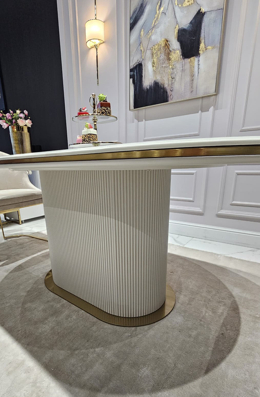 STÓŁ JADALNIANY Prestige Cashmir z kaszmirową ryflowaną podstawą, złotymi dodatkami w szczotkowanym wykończeniu i blatem z konglomeratu marmurowego, wyjątkowy STÓŁ JADALNIANY Prestige Cashmir z kaszmirową ryflowaną podstawą, złotymi dodatkami w szczotkowanym wykończeniu i blatem z konglomeratu marmurowego, wyjątkowy