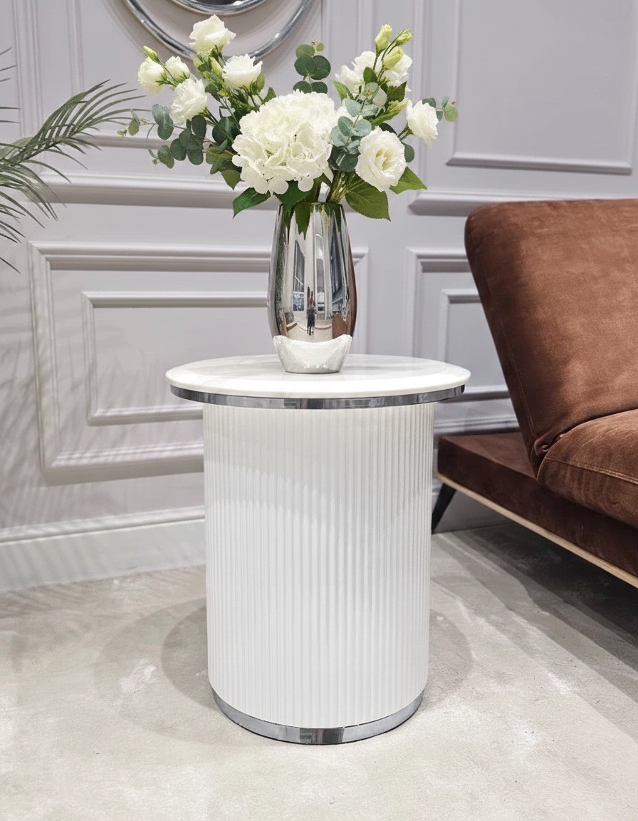STOLIK POMOCNICZY Anne Silver okrągły, na białej ryflowane podstawie, blat z konglomeratu marmurowego, srebrne metalowe obręcze STOLIK POMOCNICZY Anne Silver okrągły, na białej ryflowane podstawie, blat z konglomeratu marmurowego, srebrne metalowe obręcze