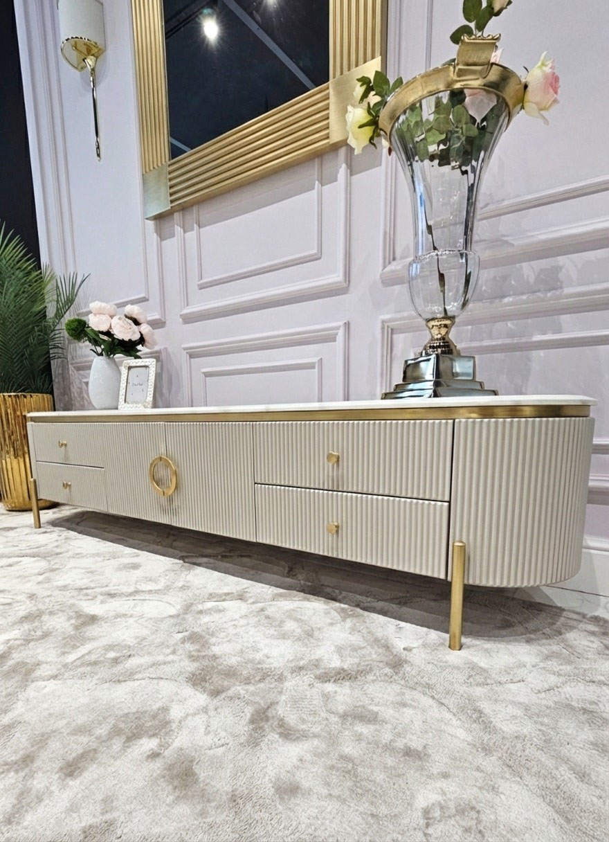 SZAFKA RTV Anne Cashmir Fosco, ryflowana, kaszmirowa, blat z konglomeratu marmurowego, złote szczotkowane metalowe detale