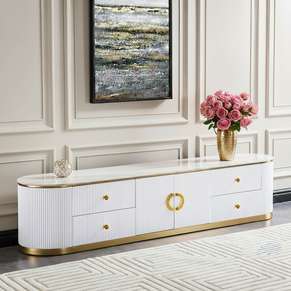 SZAFKA RTV Anne Fosco biała, ryflowana, złote szczotkowane metalowe dodatki, biały blat z konglomeratu marmurowego, styl glamour