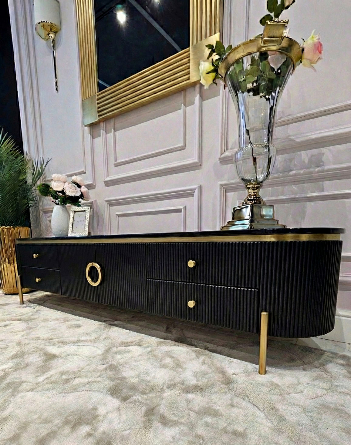 SZAFKA RTV Anne Nero Fosco, ryflowana, czarna, blat z konglomeratu marmurowego, złote szczotkowane metalowe detale SZAFKA RTV Anne Nero Fosco, ryflowana, czarna, blat z konglomeratu marmurowego, złote szczotkowane metalowe detale