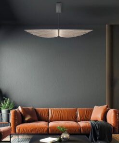 ŻYRANDOL w formie skrzydeł z matowo złotym wykończeniem, źródło światła LED, designerski styl, do salonu