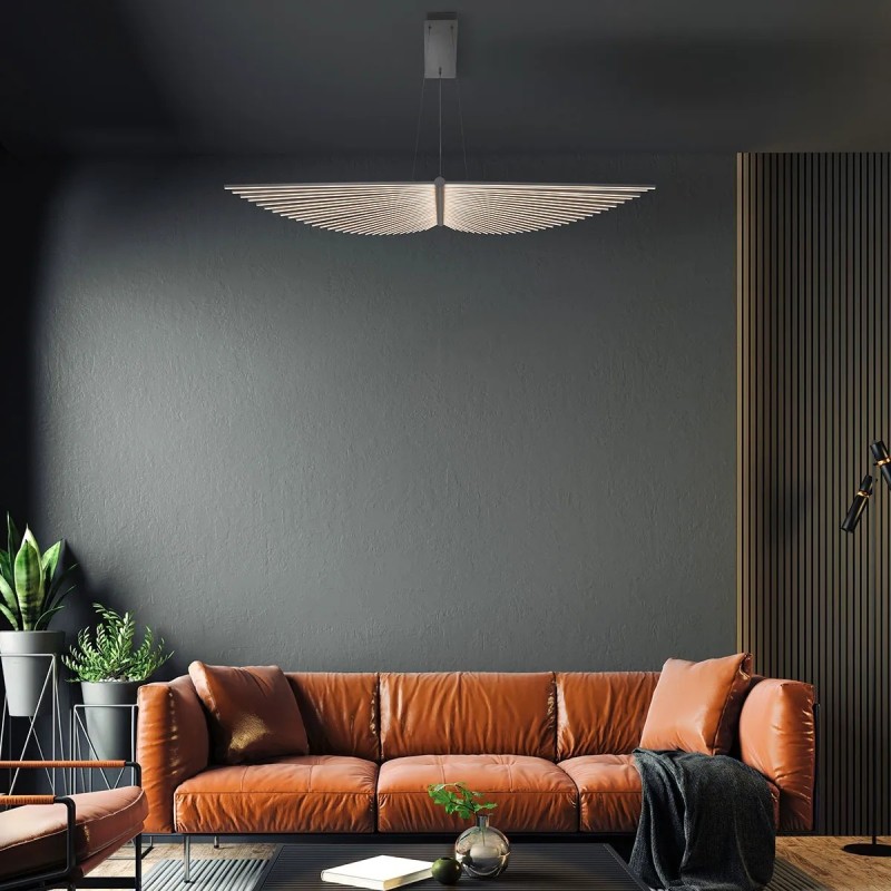 ŻYRANDOL w formie skrzydeł z matowo złotym wykończeniem, źródło światła LED, designerski styl, do salonu ŻYRANDOL w formie skrzydeł z matowo złotym wykończeniem, źródło światła LED, designerski styl, do salonu