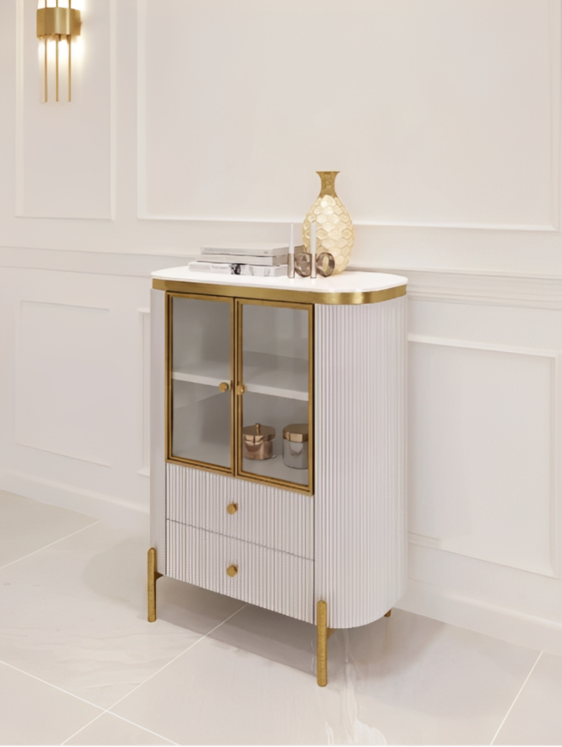 KOMODA Anne Cashmir Fosco z witryną, szklane drzwiczki, dwie szuflady, kaszmirowy ryflowany korpus, złote szczotkowane, metalowe dodatki