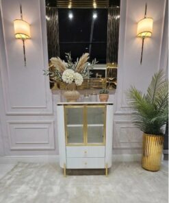 KOMODA Anne Fosco biała, ryflowana, 1 para drzwi, 2 szuflady, przezroczysta szyba, złote szczotkowane elementy, blat z konglomeratu marmurowego, piękna