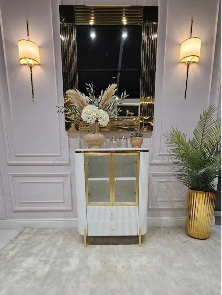 KOMODA Anne Fosco biała, ryflowana, 1 para drzwi, 2 szuflady, przezroczysta szyba, złote szczotkowane elementy, blat z konglomeratu marmurowego, piękna